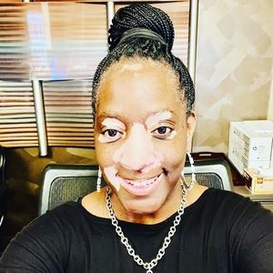 Meet Shunnique! A candlemaker who ❤️❤️’s to shop (high end) BUT on a budget 💰💳